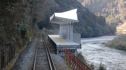 В Японии построили железнодорожную станцию без входа и выхода, чтобы пассажиры могли расслабиться и насладиться пейзажем в ожидании следующего поезда