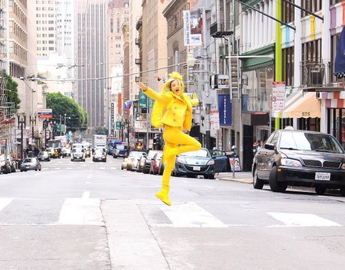 Мисс Солнечный свет: жительница Лос-Анджелеса, которая окружает себя только жёлтым цветом (6 фото)