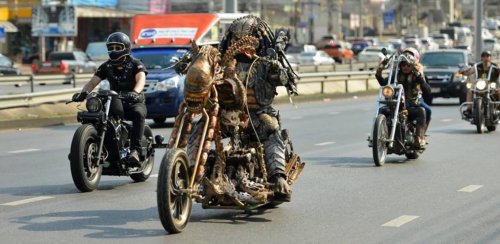 Хищник Мукдахана: фанат фантастического фильма ездит по дорогам Таиланда на кастомных байках в реалистичном костюме Хищника (8 фото + видео)