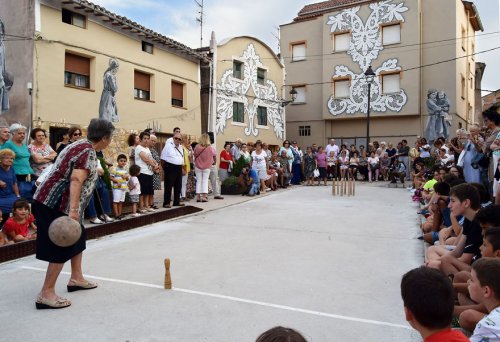 Центральную площадь испанского города украсили кружевами, посвятив арт-проект местным женщинам (11 фото)