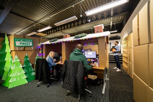 Чтобы коллегам было радостно ходить на работу, сотрудники компании превратили офис в огромный праздничный лабиринт (12 фото)