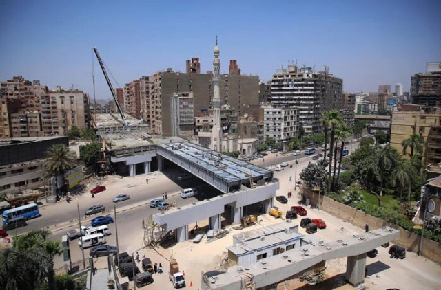 В египетской столице строят автомобильный мост буквально в 50 см от жилых домов (4 фото)