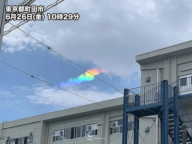 Фотографии редкого "радужного облака" стали вирусными в Японии (4 фото)