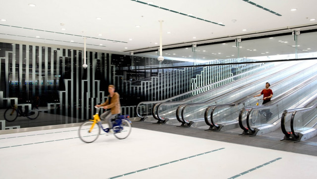 В Нидерландах построили вторую по вместимости велопарковку в мире (8 фото)