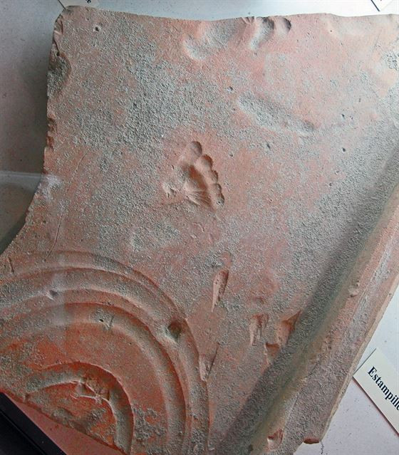 Отпечаток ножки римского малыша сохранился на плитке возрастом 2000 лет