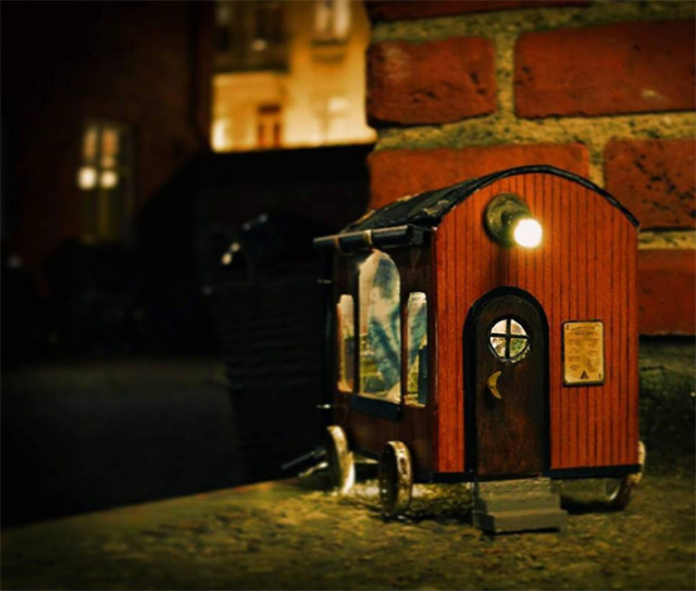 Группа шведских художников Anonymouse создаёт крошечные домики для мышей по всему городу (24 фото)