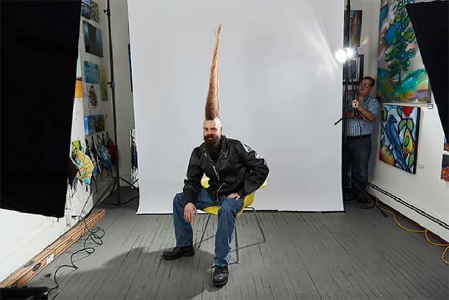 Житель Миннесоты побил мировой рекорд, сделав на голове ирокез высотой 108 см (7 фото)