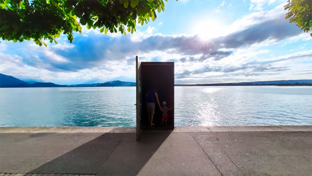 Эта подводная обсерватория на озере Цуг в Швейцарии выглядит, как дверь в "Шоу Трумана" в реальности (5 фото)