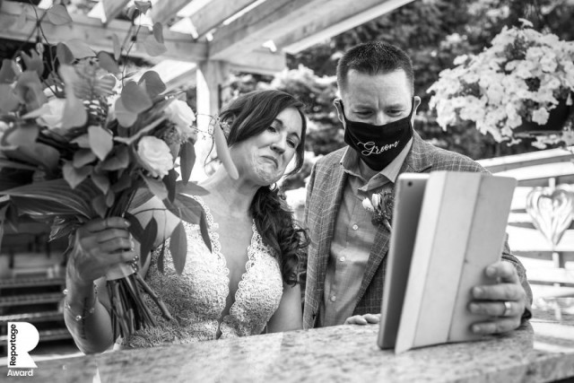 Свадебные фотографии, сделанные во время эпидемии коронавируса (11 фото)