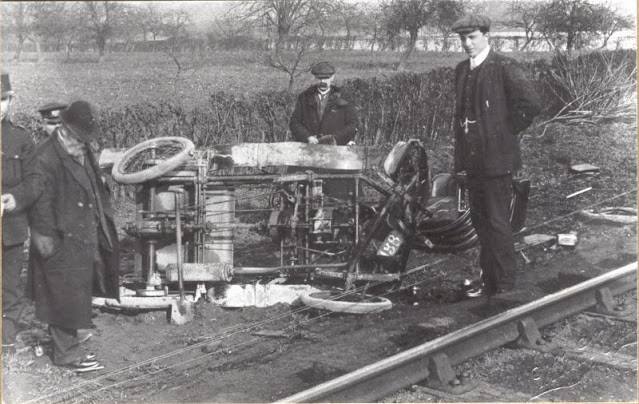 До появления ремней и подушек безопасности: фотографии автомобильных аварий начала XX века (20 фото)