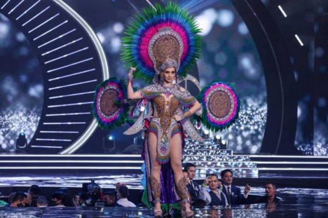 Участницы конкурса "Мисс Вселенная" в национальных костюмах. Часть 1 (35 фото)