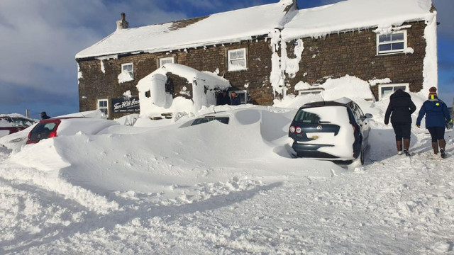 Несколько десятков британцев из-за снегопада на 3 ночи оказались запертыми в высокогорном пабе (4 фото)