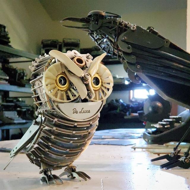 Металлические скульптуры птиц, созданные из старых механических пишущих машинок (11 фото)