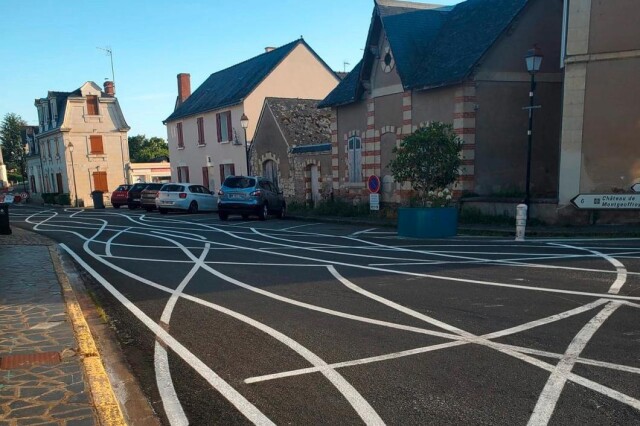 Во французском городе нанесли сбивающую с толку дорожную разметку, чтобы предотвратить превышение скорости (2 фото)