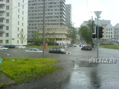 Москва под водой. Сегодняшний дождь стал причиной потопов. (26 июня 2006)