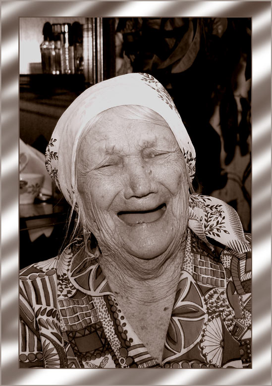 Бабка смеха. Баба Нюра. Бабушка смеется. Бабушка Нюра. Бабка смех.