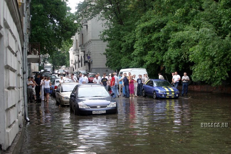 30 июня 2006. Москва июнь 2006 года. Ливень в Москве в 2006. Москва 2006 лето. Потоп на Бауманской.