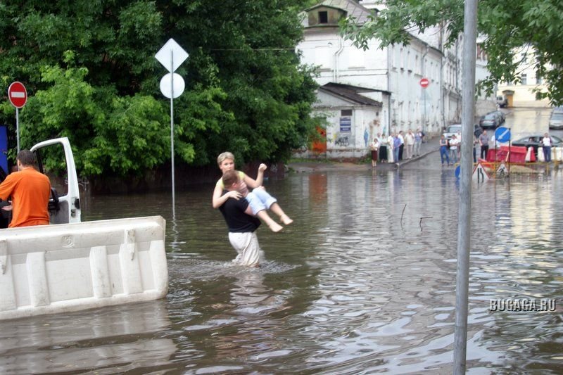 Сколько будет идти дождь сегодня. Затопило центр Москвы. Сегодня дождь. Потоп на Бауманской. Супер ливень.