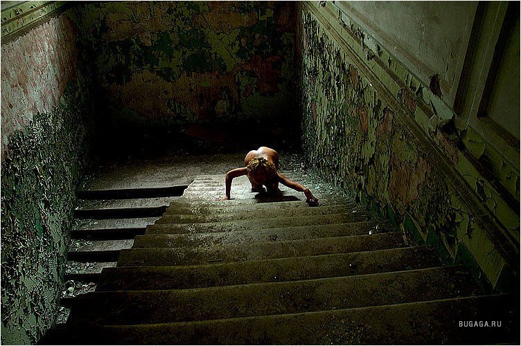Сон приснилась лестница. Жуткая лестница. Жуткая лестница в подвал. Страшная лестница в подвал.