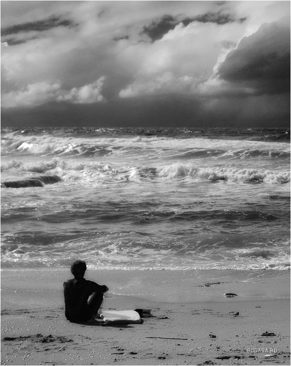 Грустью море не вычерпаешь. Море одиночество. Парень на море. Парень на берегу моря. Одиночество на берегу моря.