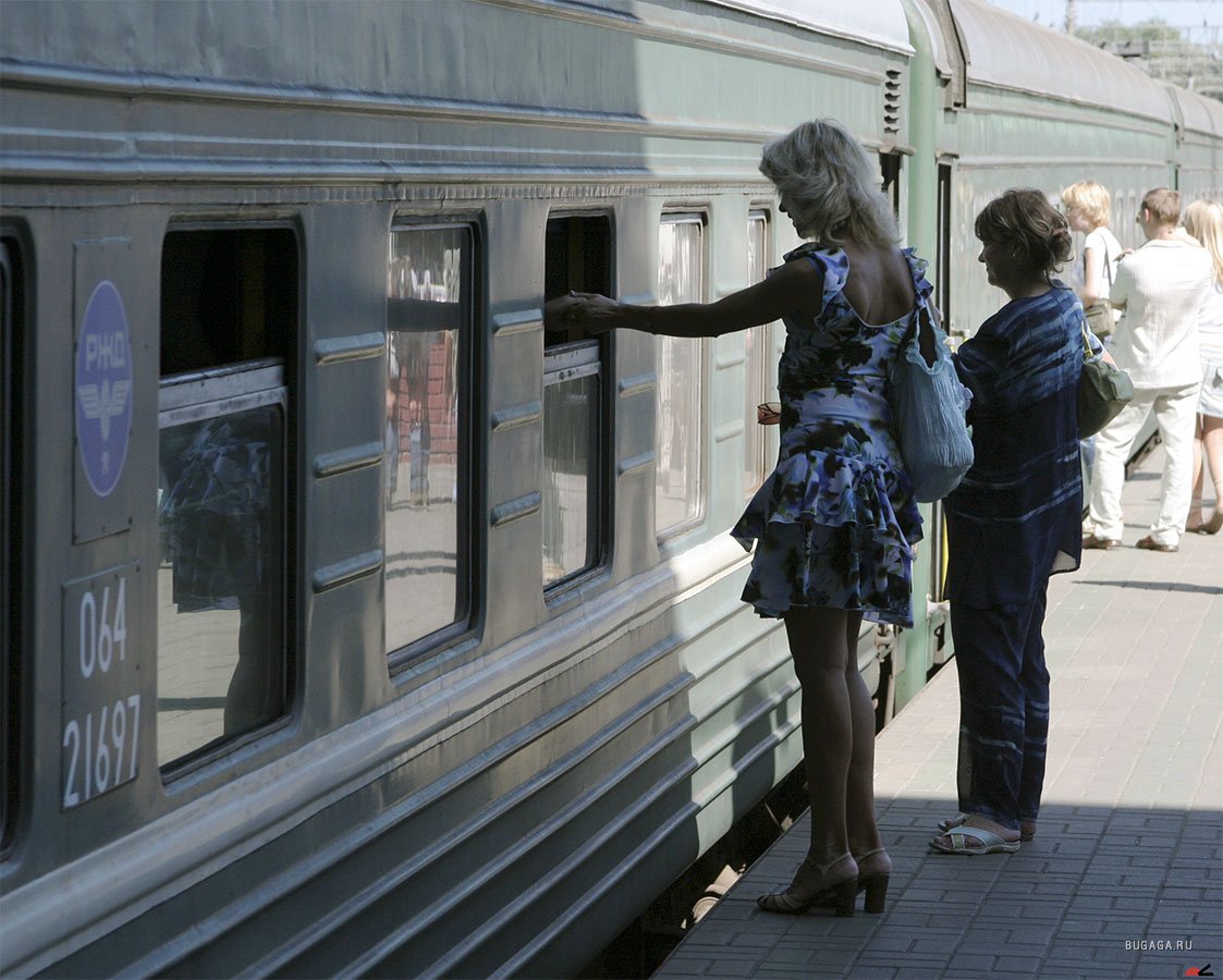 Встречать провожать черный. Люди на вокзале. Провожать поезд. Девушка провожает парня на поезд. Провожающие на вокзале.