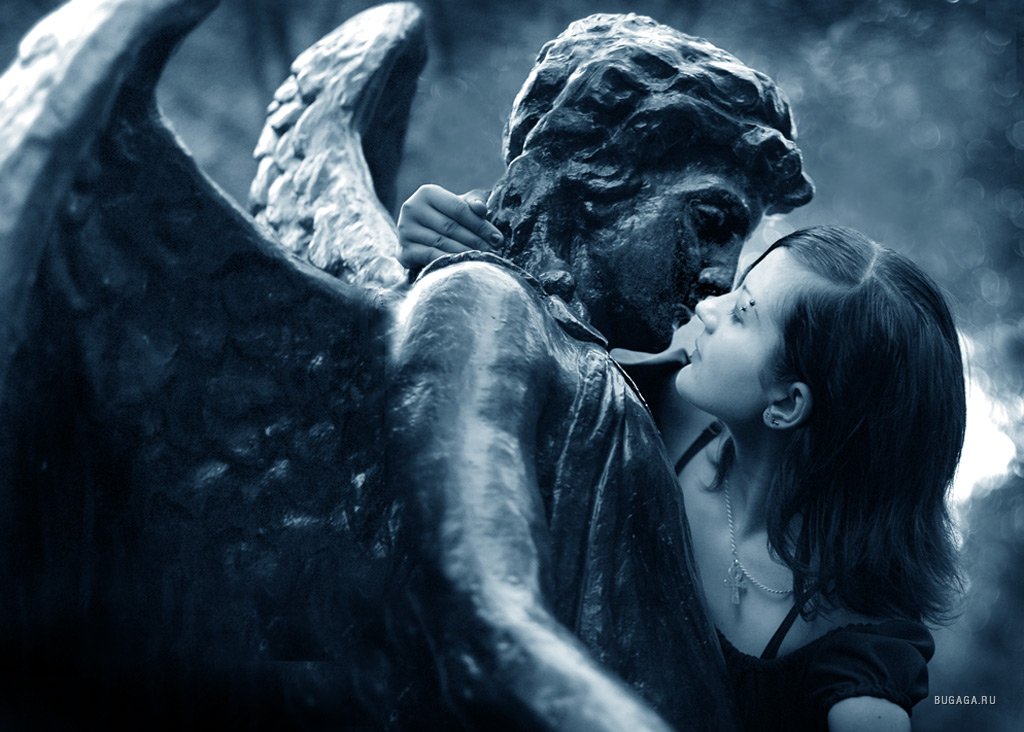 Поцелованные ангелом. Поцелуй ангела статуя. Девушка обнимает статую. Ангел целует девушку скульптура. Скульптура ангела обнимает.
