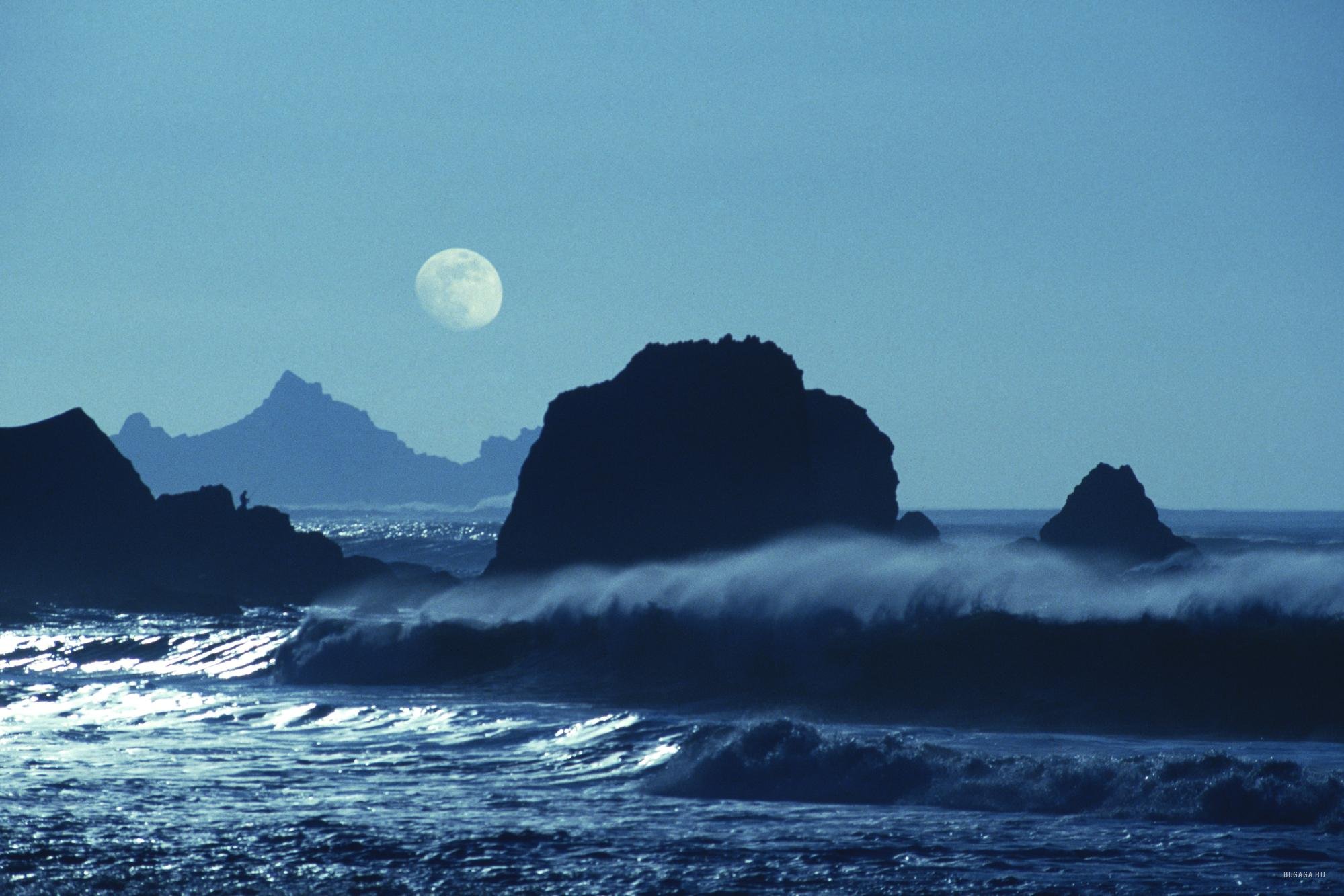 Притяжение воды в океанах луной. Ночное море. Ночь в море. Берег моря ночью. Океан.