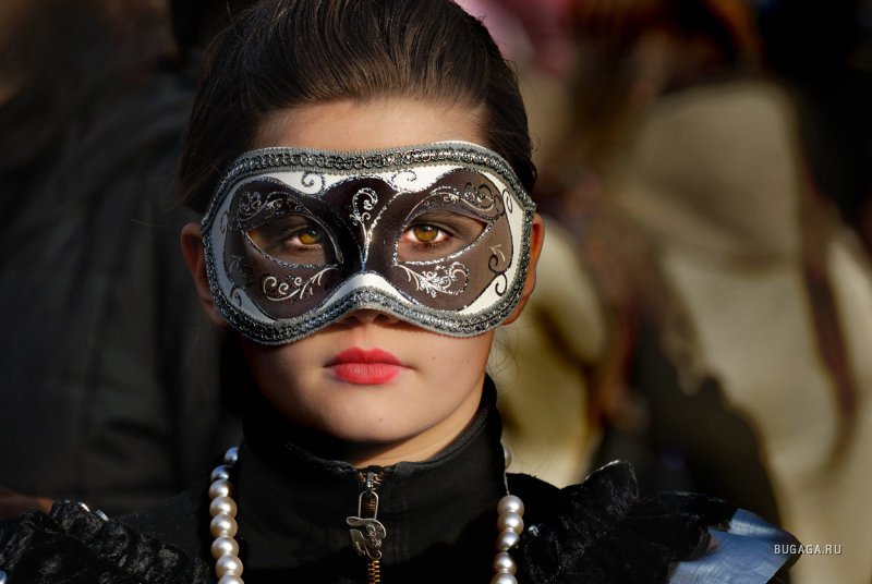Сегодня будут показывать маску. Самые красивые маски. Маски шоу женщины. Маска карнавальная бандитская. Смешная картинка девушка в карнавальной маске.