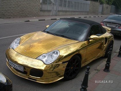 Золотая Porsche на одной из московских улиц