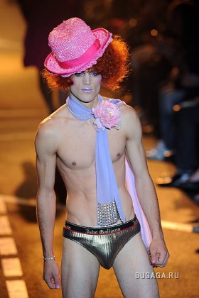 Мужская коллекция одежды от Джона Гальяно. Весенне-летний сезон 2009.