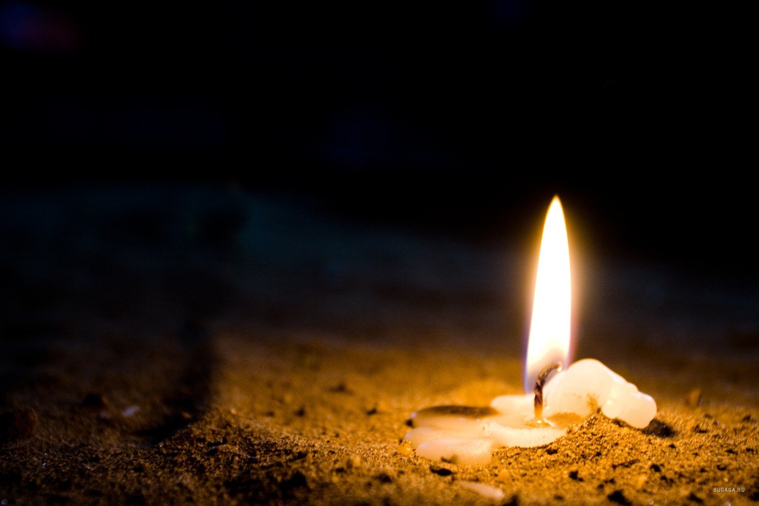 Догорает огарок свечи. Горящая свеча. Свеча горела. Горящие свечи. Догорающая свеча.