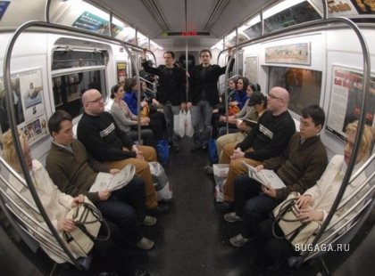 Зеркальное отражение в метро