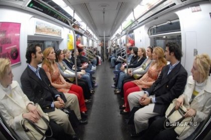 Зеркальное отражение в метро