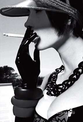 Курящие женщины в календаре от Andre de Plessel.