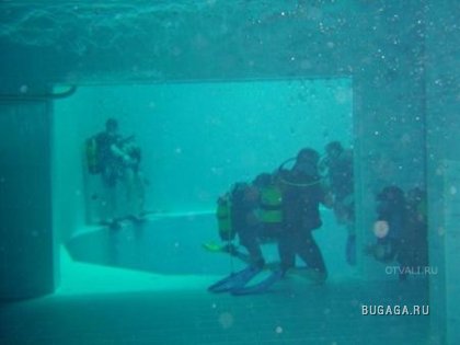 Бассейн глубиной в 33 метра