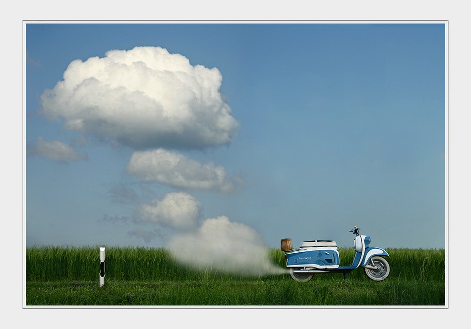 Cloud machine. Машина в облаках. Машина из облака с человеком. Машина цвет облака. Как делают облака из машины?.