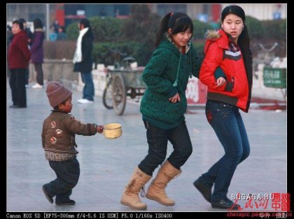 Мальчишка-попрошайка из Китая