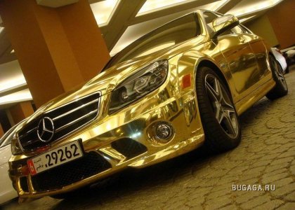Золотой Mercedes C63