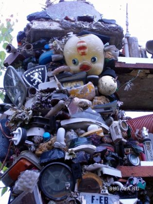 Дом из мусора
