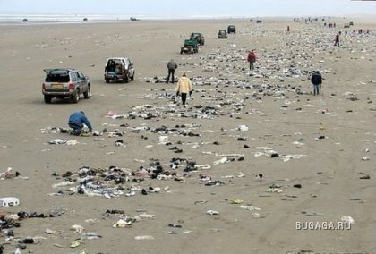 Почему так много кроссовок на берегу?