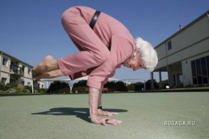 83-летняя бабуля выполняет сложнейшие трюки йоги
