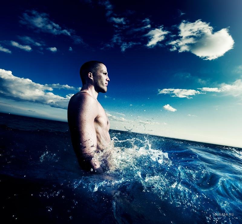 Красивый парень в воде. Мужчина на море. Океан и парень. Мужчина океан. Парень на море.