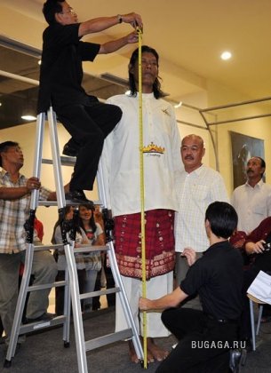 Suparwono - высокий человек из Индонезии