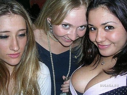 Грудастые девочки затмевают своих подружек на фото