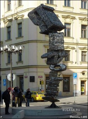 Скульптура из ключей в Праге
