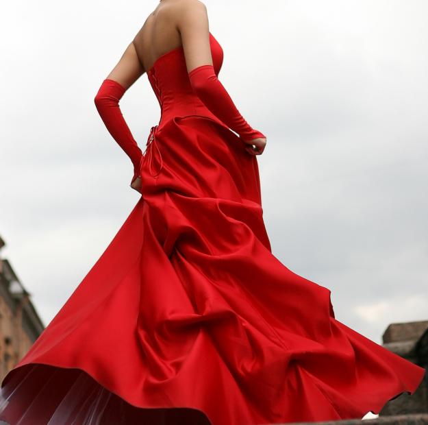 Красный необычный. Девушка в пышном Красном платье со спины. Платье девушки красное цвета. Дама в шикарном Красном платье со спины. Красный цвет.