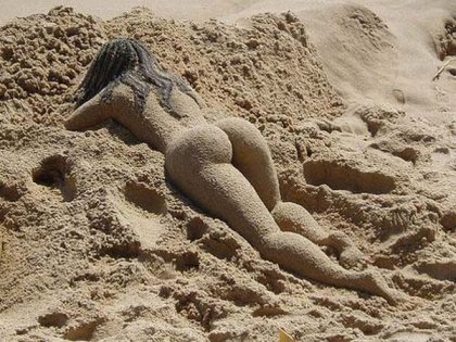 Классные попки в песке (31 фото)