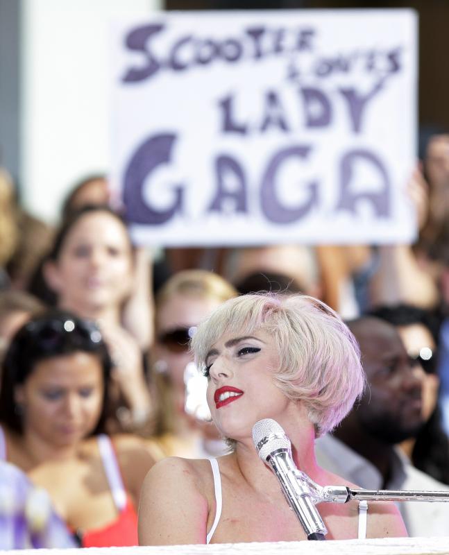 Леди гага на английском. Леди Гага концерт. Леди Гага выступление. Леди Гага на репетиции. Леди Гага на концерте высунула лицо.
