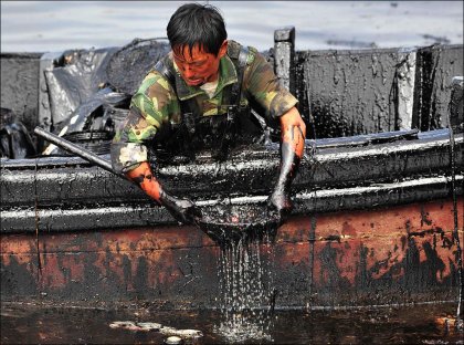 Очистка Даляньского залива от нефти