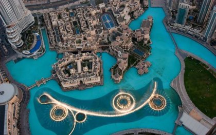 Фонтан на озере Бурж в Дубае